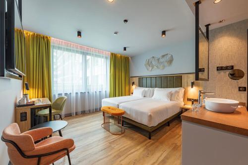 A bed or beds in a room at Barceló Budapest