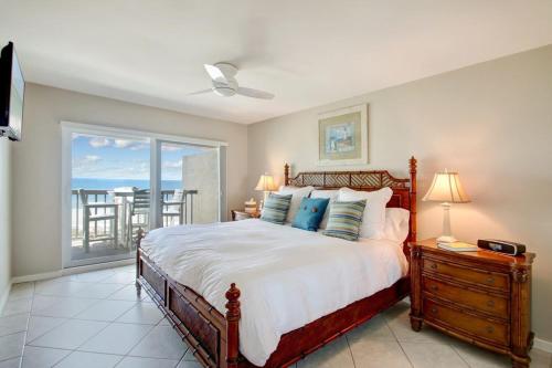 מיטה או מיטות בחדר ב-Amelia Island Oceanfront 2 Master Suites