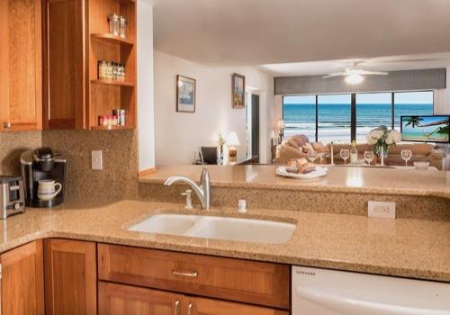 阿米莉亚岛Amelia Island Oceanfront 2 Master Suites的一个带水槽的厨房,享有海景