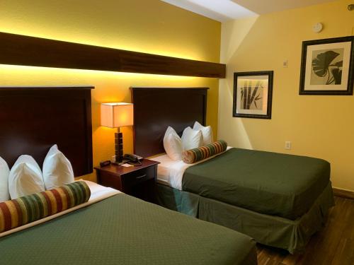 Säng eller sängar i ett rum på Days Inn & Suites by Wyndham Tampa/Raymond James Stadium