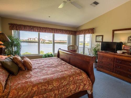 1 dormitorio con cama y ventana grande en Gulf Retreat 2: Magnificent Water Views, Steps to Beach, None Cleaner, None Nicer! en Clearwater Beach