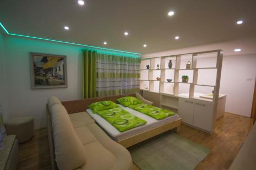 ein Wohnzimmer mit einem Sofa und einem Tisch in der Unterkunft apartma mojca in Bohinj