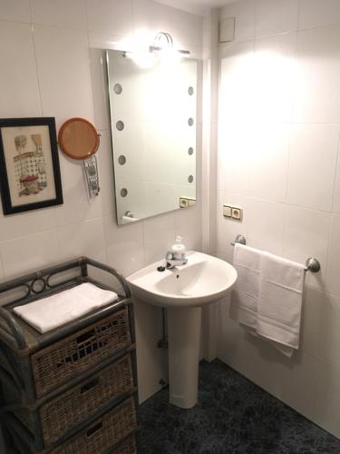 Ένα μπάνιο στο Apartamento rústico Centro Haro