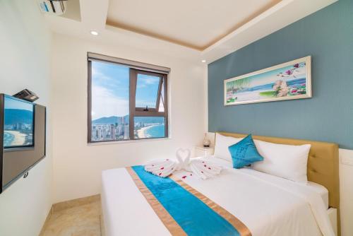 um quarto com uma cama e duas janelas em Madame Phương - Căn hộ hướng biển em Da Nang