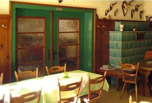 Restoran atau tempat lain untuk makan di Gasthaus-Pension Waldesruhe