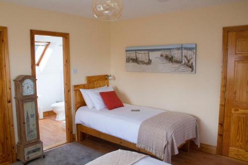 מיטה או מיטות בחדר ב-Madra Rua Organic Accommodation