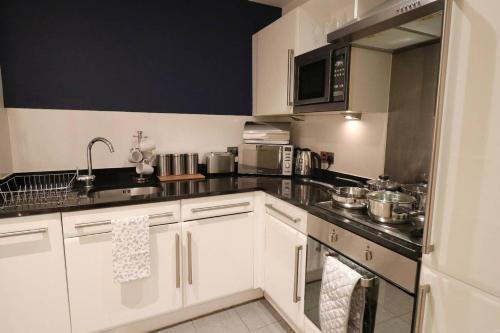 Dapur atau dapur kecil di Heart of Leeds City Centre Living - Sleeps 6