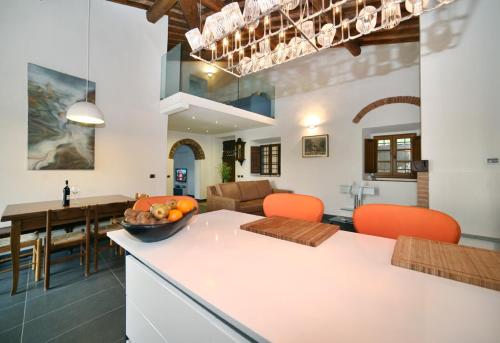 eine Küche und ein Esszimmer mit orangefarbenen Stühlen und einem Tisch in der Unterkunft Luxury Villa in Grassina
