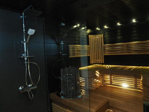 Ένα μπάνιο στο Apartment Oulu station suite