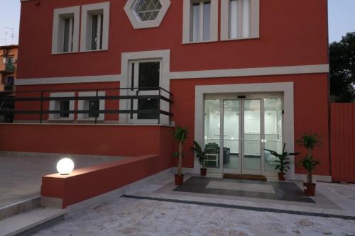 una casa roja con una luz en el costado. en Palace Rome, en Roma