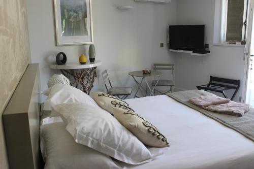 a bedroom with a bed with white sheets and pillows at Château de Courtebotte in Saint-Jean-de-Blaignac