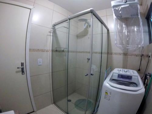 W łazience znajduje się prysznic ze szklanymi drzwiami. w obiekcie Studio Central XV Master Collection w mieście Passo Fundo