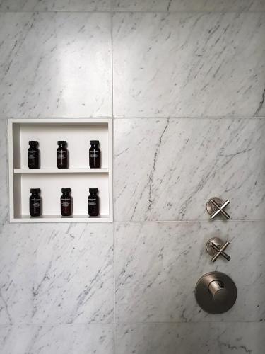 a shower with a shelf with jars on it at Parc Broekhuizen l Culinair landgoed in Leersum