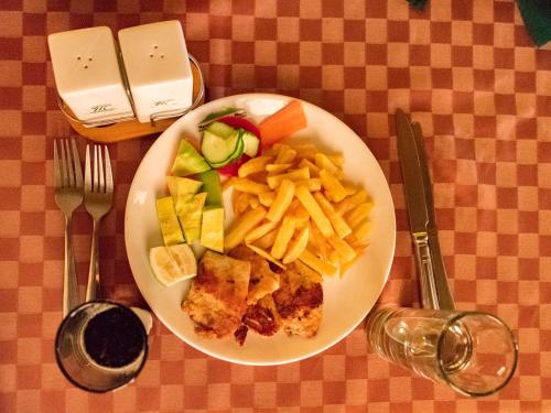 Comida en o cerca de este hotel