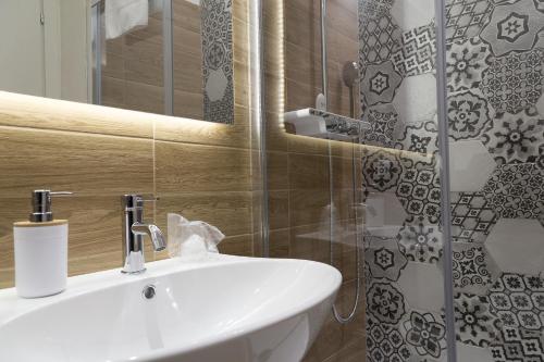 Ένα μπάνιο στο MiraMonti Rooms
