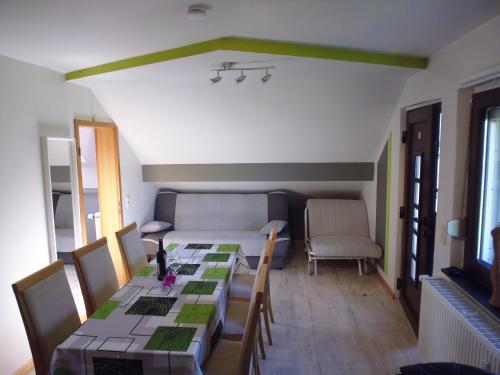 Eifel Lodge في بوتغينباخ: غرفة معيشة مع طاولة وأريكة