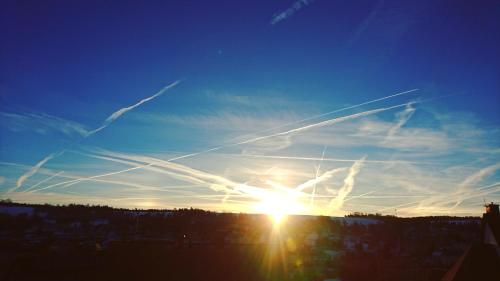a sunset with the sun in the sky at kleine Fewo Peter in Bärenstein in Bärenstein