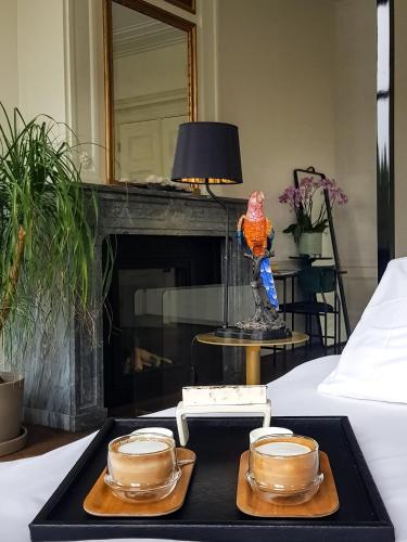 a tray with two tea cups on a bed at Parc Broekhuizen l Culinair landgoed in Leersum