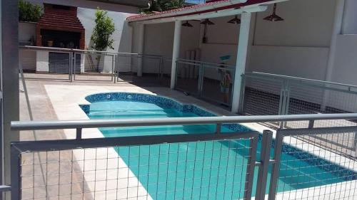 een zwembad aan de zijkant van een huis bij Los Talas in Villa Carlos Paz