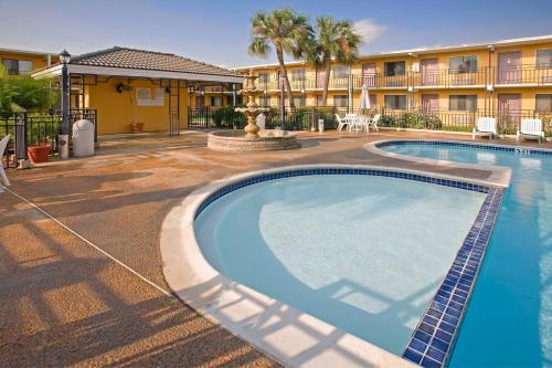 Poolen vid eller i närheten av Americas Best Value Inn Laredo