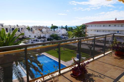 50 m de la plage! Proche du centre ville! Piscine! Vue sur mer et montagnes! Wifi! 2 vélos à disposition!