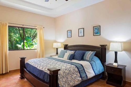 1 dormitorio con cama y ventana en Zen Casita near Playa Colorado! en Tola