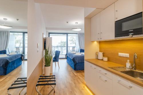 Postel nebo postele na pokoji v ubytování Seaside - Apartamenty KOMFORT, widok na morze, Parking