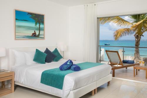 Un pat sau paturi într-o cameră la Bleu Emeraude Hotel