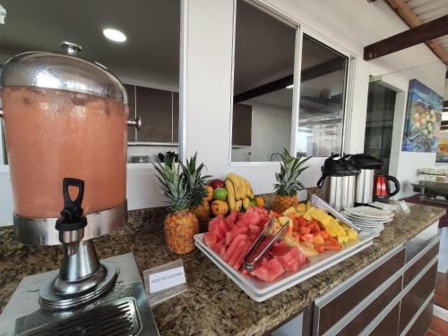 een aanrecht met een blender en een dienblad met fruit bij Hotel Or Cartagena in Cartagena