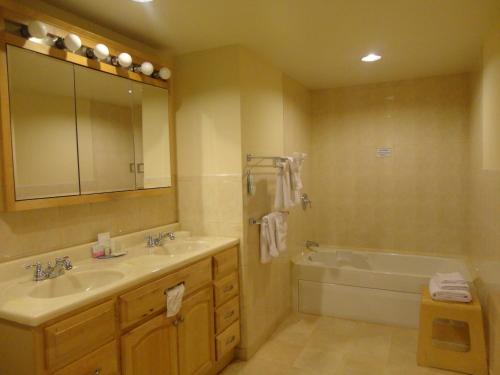 y baño con lavabo, bañera y espejo. en Mikado Hotel, en North Hollywood