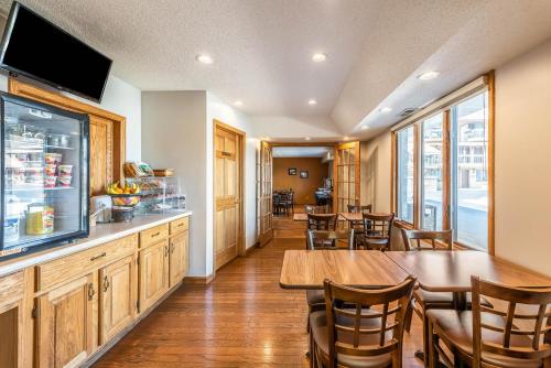 Kuchyň nebo kuchyňský kout v ubytování Americas Best Value Inn St. Marys