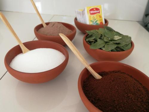 Un grupo de cuencos llenos de tierra y azúcar. en Charlies Place, en Sucre