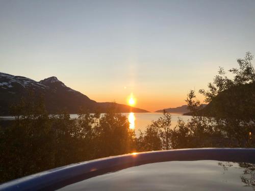 - une vue sur le coucher de soleil sur un lac dans l'établissement Leilighet, à Tromsø