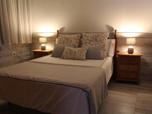 1 dormitorio con 1 cama grande y 2 mesitas de noche en Yanez Sweet Home Valsequillo de GC, en Valsequillo