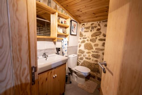 a small bathroom with a toilet and a sink at Old House in Monsanto