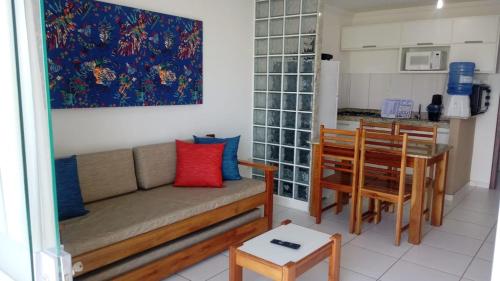 a living room with a couch and a table at condomínio Mar da Galiléia in Coroa Vermelha