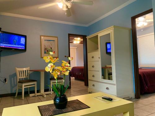 a living room with a vase of flowers on a table at Lakeside Inn and Cafe in Saint Cloud