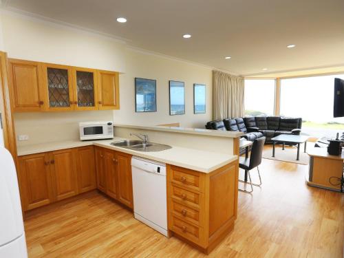 A kitchen or kitchenette at Paradise Cove