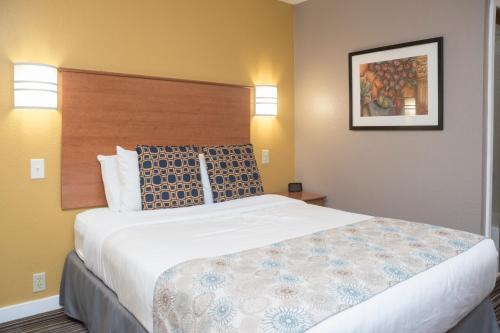 Nordic Inn and Suitesにあるベッド
