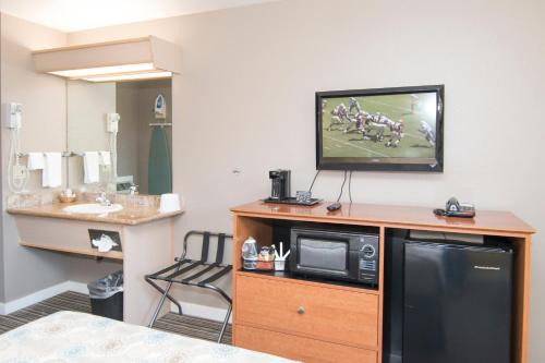 TV a/nebo společenská místnost v ubytování Nordic Inn and Suites