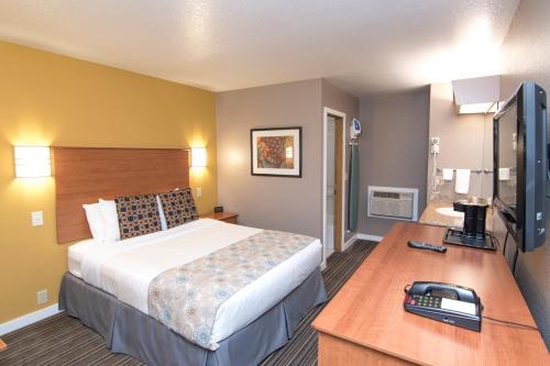 Un pat sau paturi într-o cameră la Nordic Inn and Suites