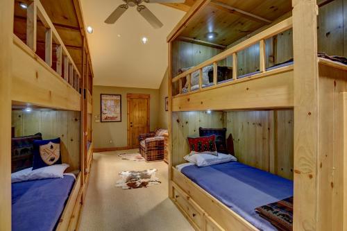 2 łóżka piętrowe w pokoju z drewnianymi ścianami w obiekcie Snowberry w mieście Avon