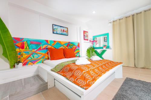 Un dormitorio con una cama con una manta naranja. en Studio 7 - Oceanfront Apartment, en Nassau