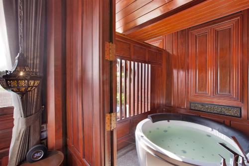 Ванная комната в Aksorn Rayong, The Vitality Collection - SHA PLUS