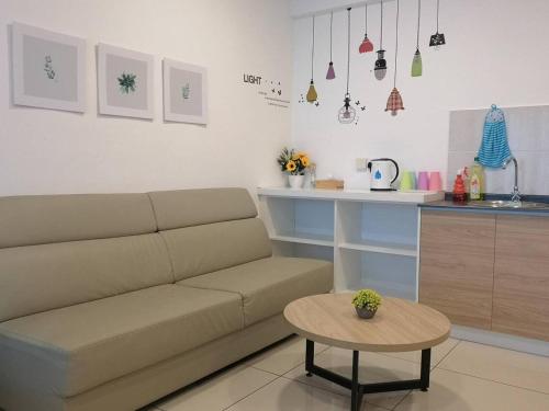 ein Wohnzimmer mit einem Sofa und einem Tisch in der Unterkunft Harmony Studio @ Evo SOHO Bangi in Kampong Sungai Ramal Dalam