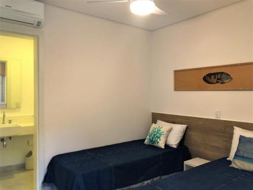 a small room with a bed and a mirror at Casa na praia LINDA de JUQUEHY in São Sebastião