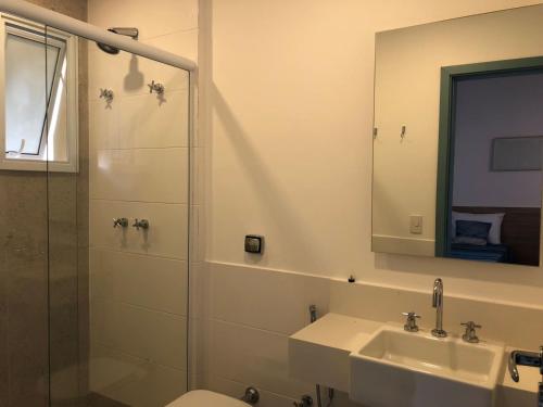 a bathroom with a sink and a shower at Casa na praia LINDA de JUQUEHY in São Sebastião