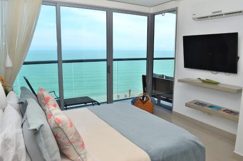 1 dormitorio con cama y ventana grande en Luxury Alojamientos Namaste-Morros City, en Cartagena de Indias
