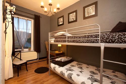 Двухъярусная кровать или двухъярусные кровати в номере B&B-Restaurant Porte de la Lienne