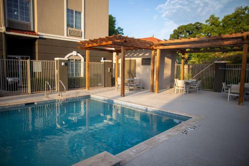 Piscina a La Quinta by Wyndham Houston East at Normandy o a prop